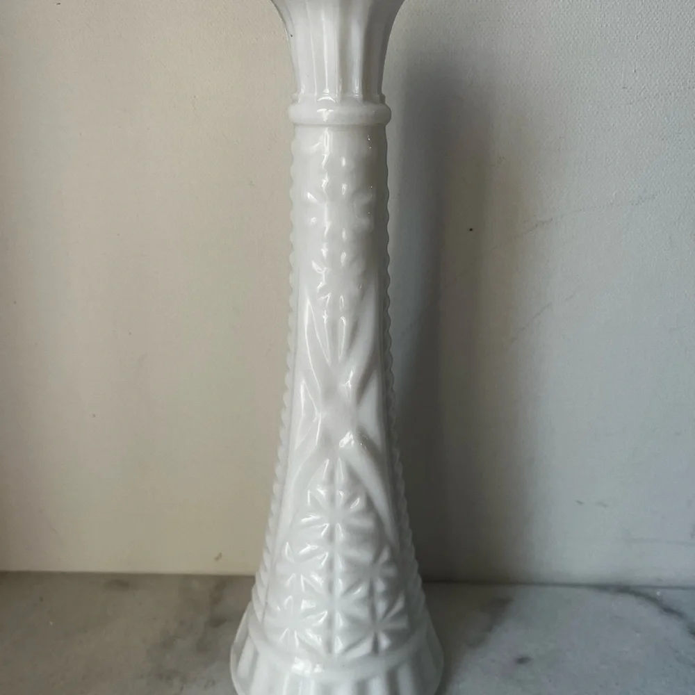 Vintage milk glass Anchor Hocking Stars & Bars Milk Glass vase 8.7”..